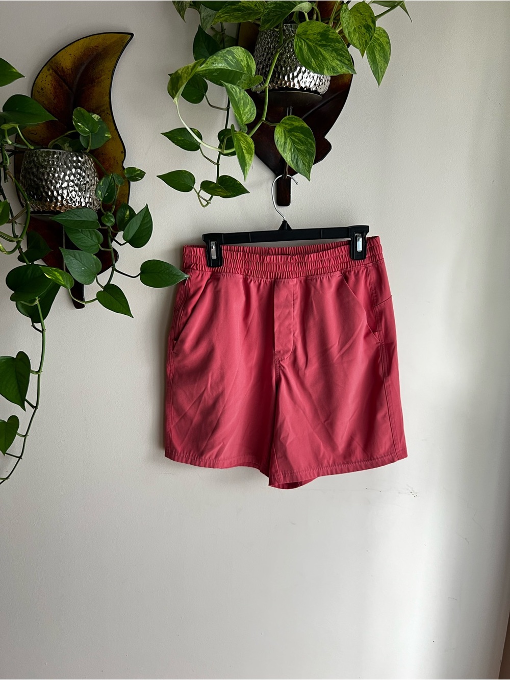 VRST Men’s Red Athletic Golf Shorts
• Size Small